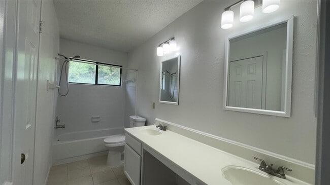 Building Photo - 9826 Chiselhurst Dr