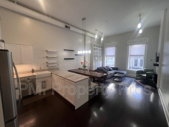 Building Photo - 715 N Milwaukee St Unit 302