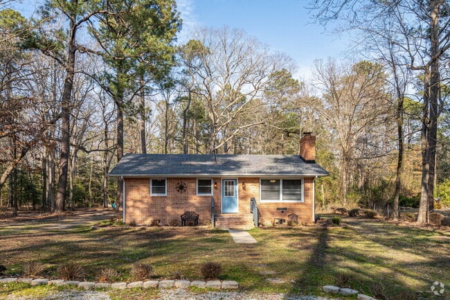 Building Photo - Charming 2-Bedroom Picturesque Furnished H... Rental
