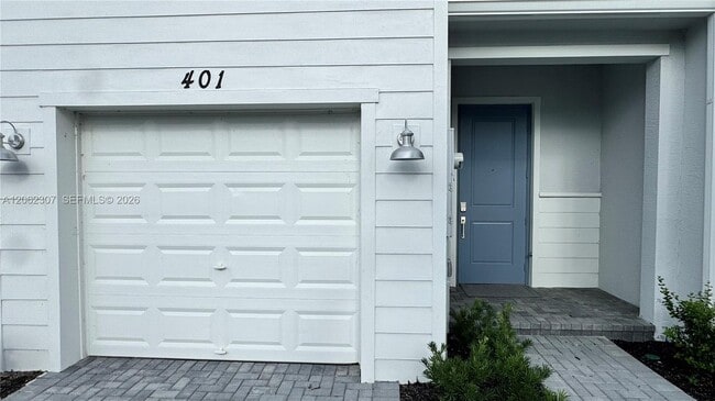 Photo - 401 SE Crossoak Ln