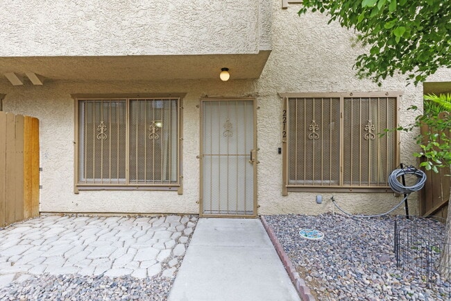 Building Photo - "Charming 3-Bedroom Townhouse Oasis with 2 Full Baths in Las Vegas – 1220 Sq Ft of Comfortable Li...