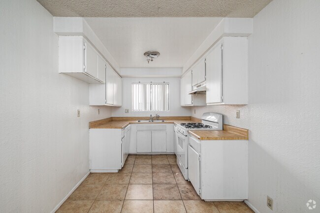 2BR, 2BA - 1,000SF - Kitchen