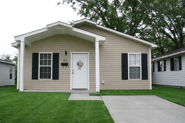 Building Photo - City Limit Charmer