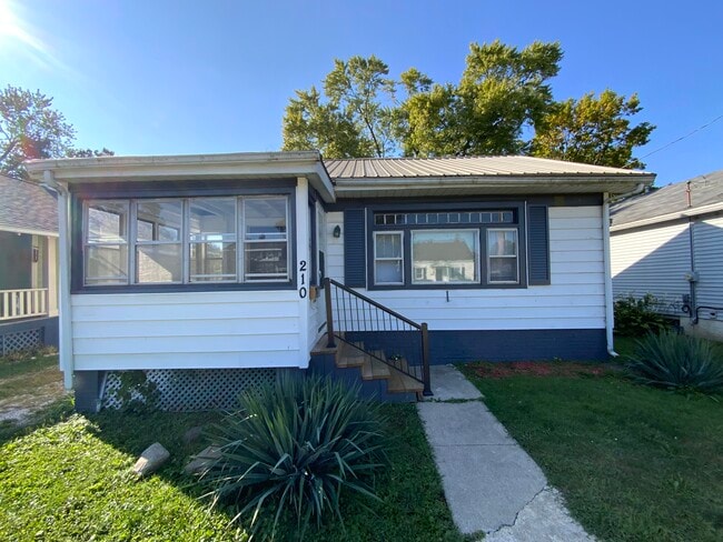 Building Photo - 210 W Roselawn St Rental