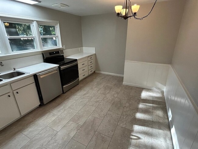 Photo - 4 Bedroom, 2 Bathroom House in SE Eugene