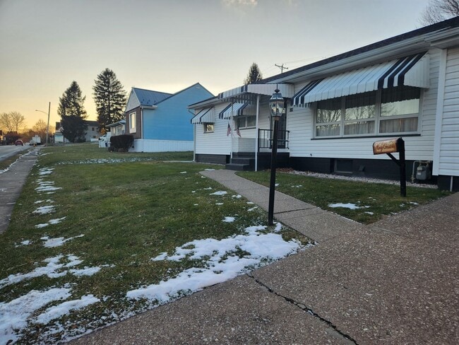 Building Photo - Very Nice- furnished 3-BR