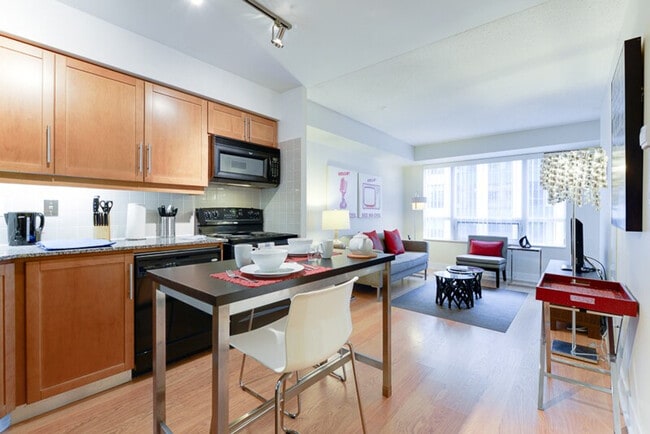 Photo - 348 Wellington St W Unité ID1034873P