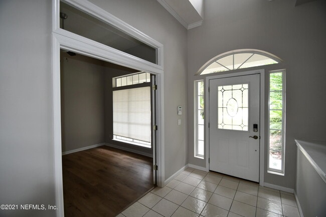 Photo - 925 Lotus Ln S