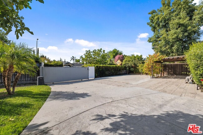 Photo - 6308 Lindley Ave