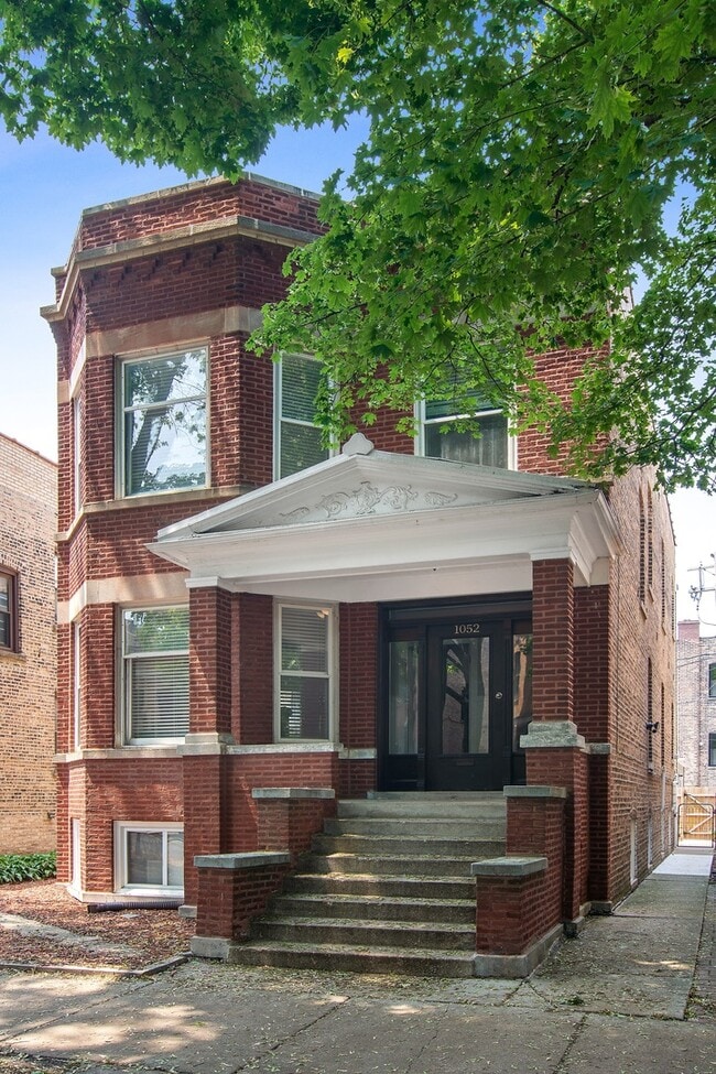 Building - 1052 N Leavitt St Unit 2