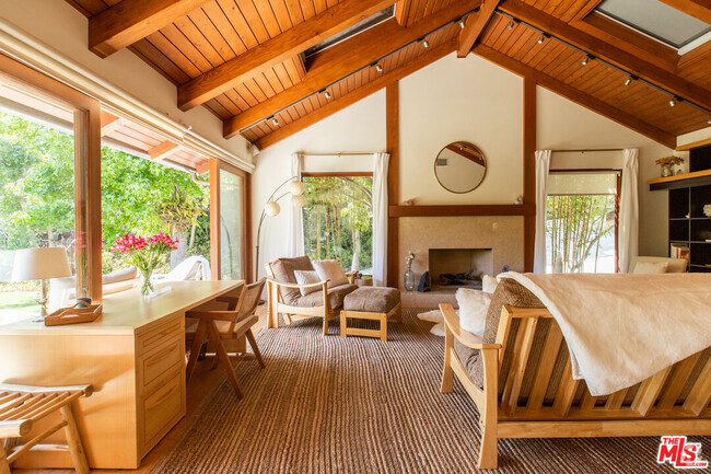 Building Photo - 3626 Mandeville Canyon Rd Rental