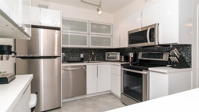 Building Photo - 5161 Collins Ave Unit 811 Rental