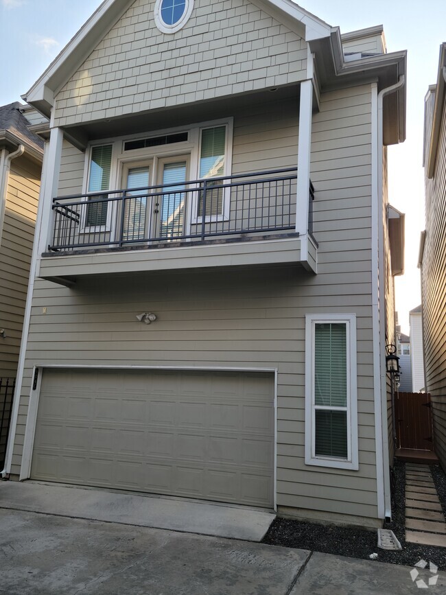 2 Car Attached Garage & Balcony Off Primary Bedroom - 904 W 20th St Rental