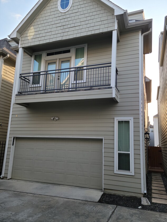 2 Car Attached Garage & Balcony Off Primary Bedroom - 904 W 20th St (Houston, TX)