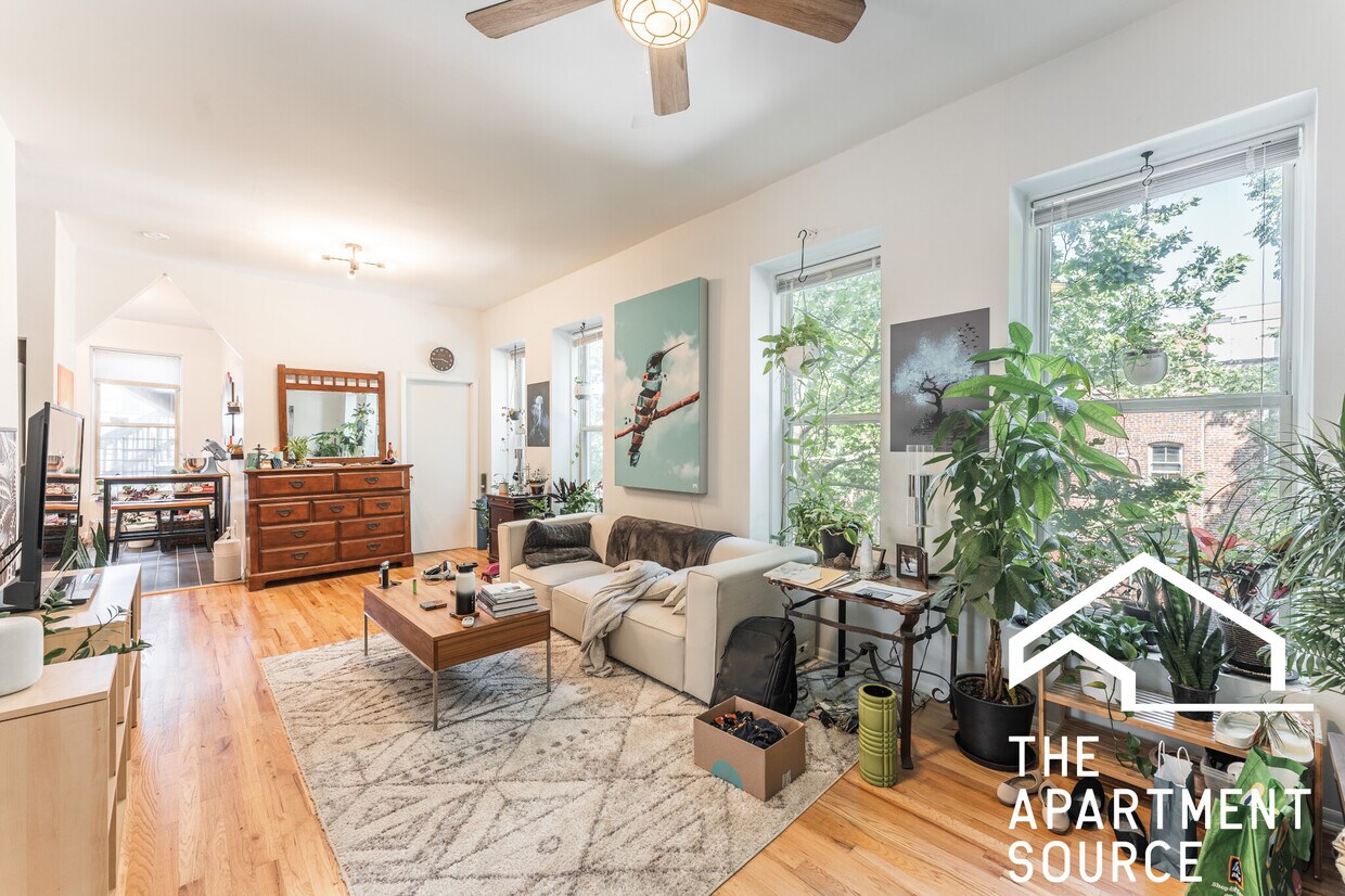 Photo - 2732 W Chicago Ave (Chicago, IL)