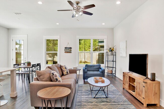 Photo - 3 bed East Hill Townhome