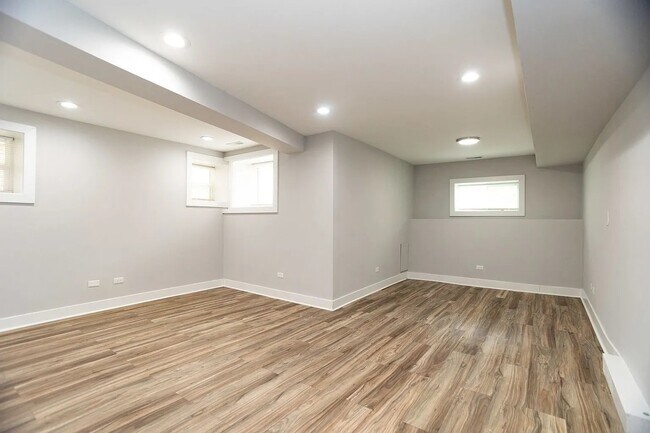 Photo - 4906 N Rockwell St Unit G