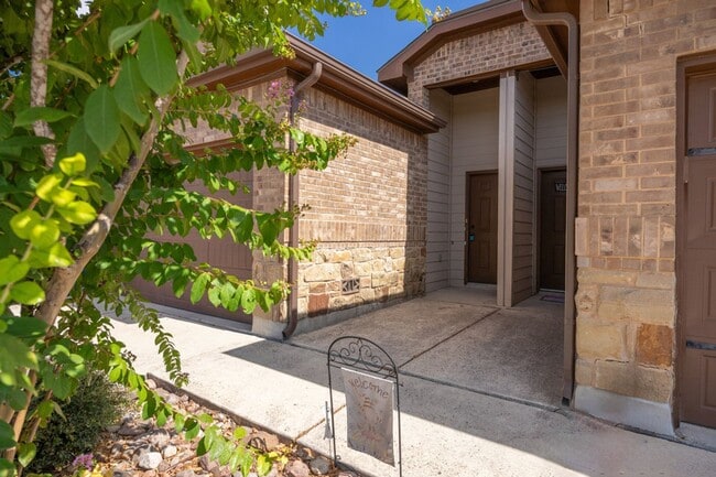 Building Photo - Nice 3 Bedroom Duplex located in New Braunfels!