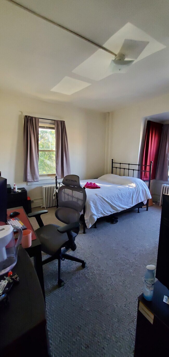Bedroom/Livingroom - 531 W Union Blvd Apartments Unit # 3