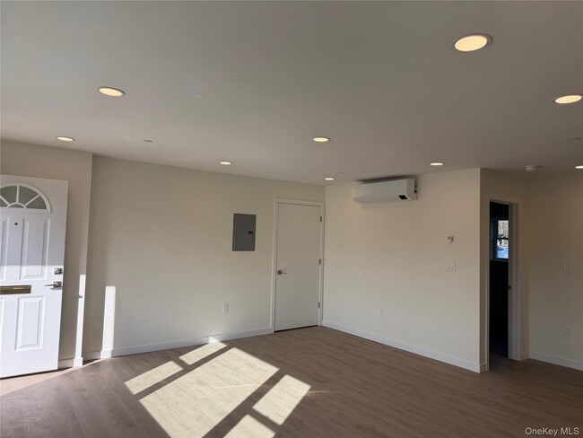 Building Photo - 5 Colonial Dr Unit 4