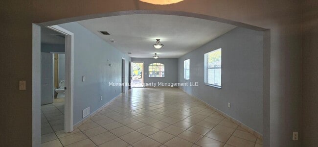 Photo - Spacious 3-Bedroom, 2-Bath Home with Covered Screened Porch & Large Kitchen in Tampa