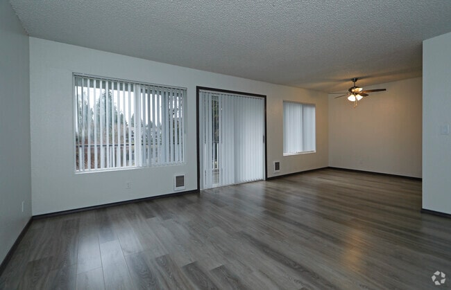 3BR, 1BA - 920SF