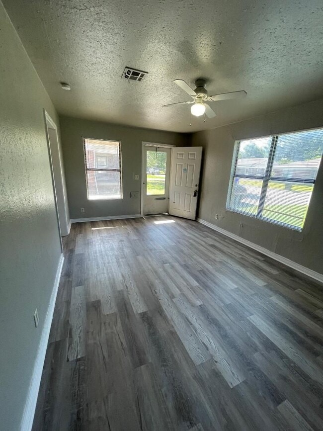 Photo - 2 BED 1 BATH DUPLEX FOR LEASE