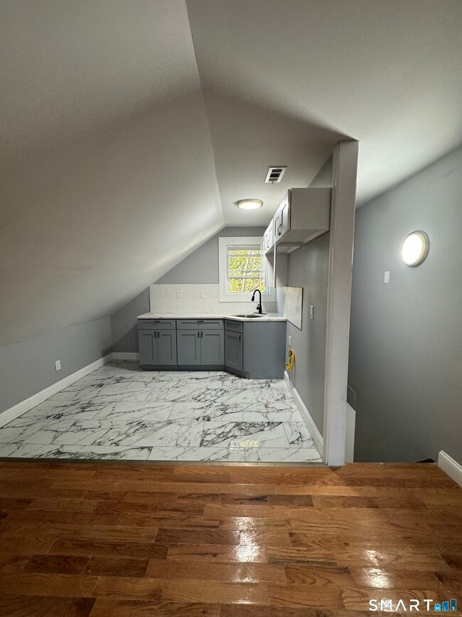 Building Photo - 231 Davenport Ave Unit 3