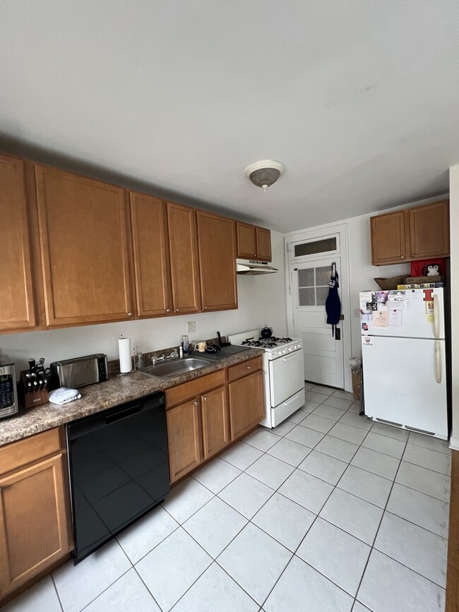 Photo - 3325 N Lakewood Ave Unit 2