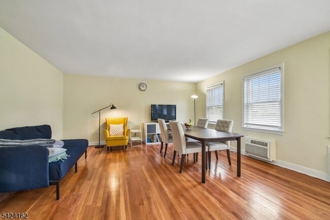 Photo - 176 Millburn Ave Unidad 1029