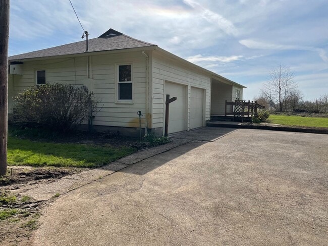 Photo - 9945 SE Wallace Rd