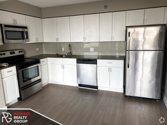 Building Photo - 2551 N Clark St Rental
