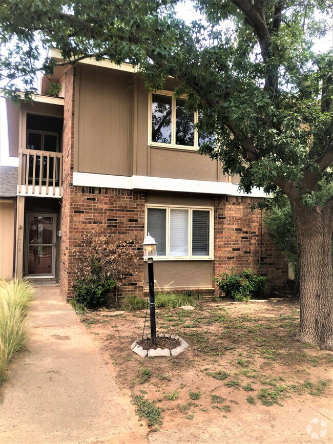 Building Photo - Captivating Townhome Ready for Summer 2025...