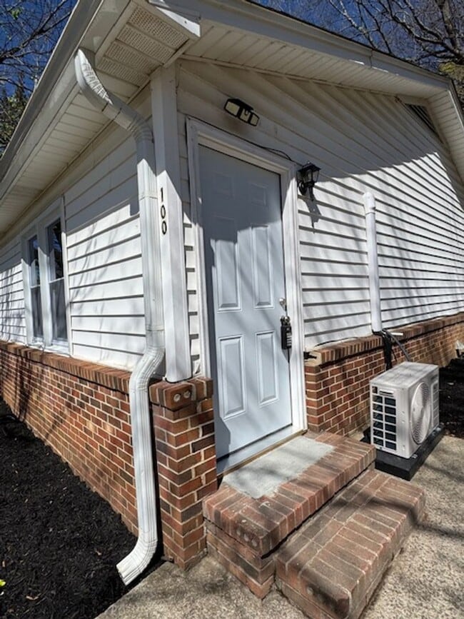 Photo - End Unit of Tri-Plex - in downtown Greer - 1 BD, 1 full BA, Nice Size Den, Kitchen with new appli...