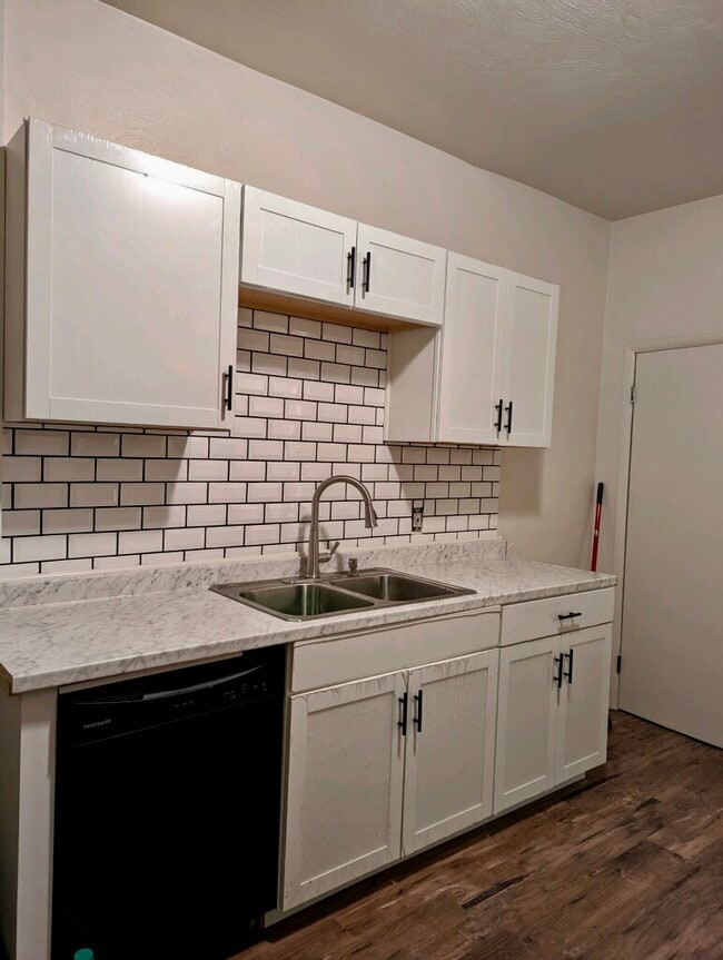 Building Photo - 672 Middle Ave