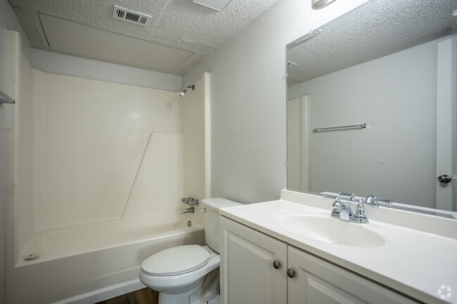 1BR,1BA - 570SF - Bathroom