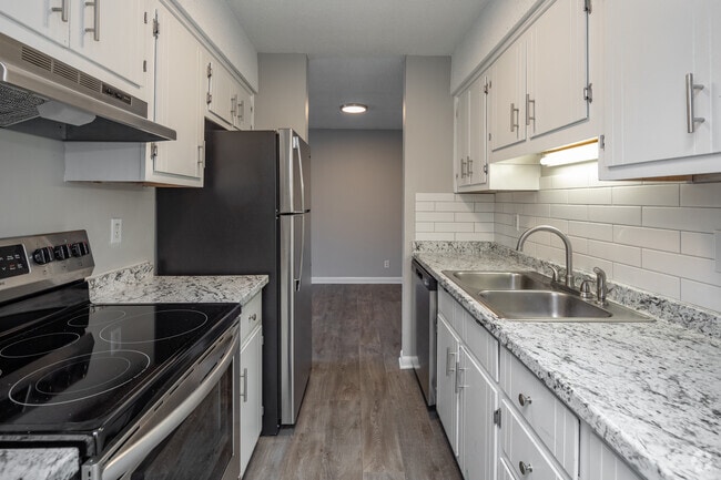 2BR, 1BA - 900SF - Kitchen - Northwoods Apartments