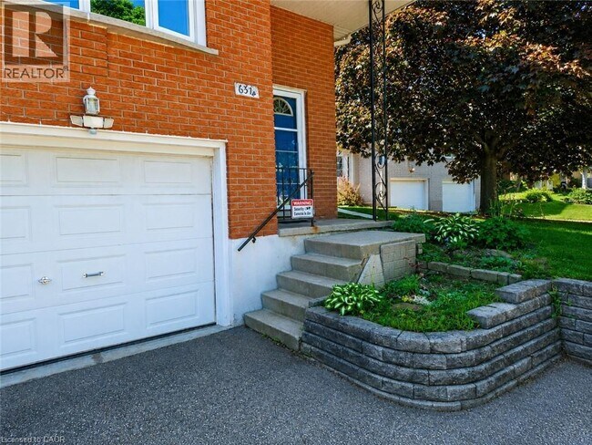 Photo - 637B SILVERBIRCH Road