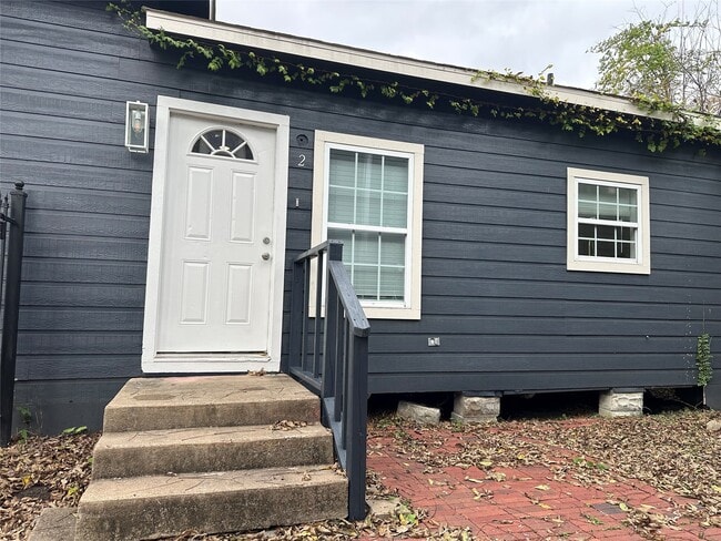 Building Photo - 808 Oakhurst St Unit 2