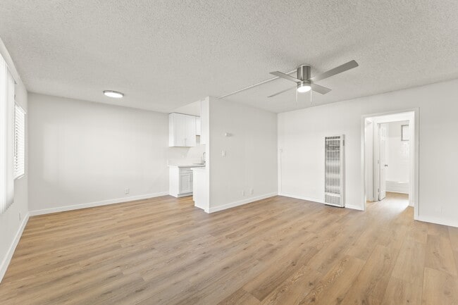 Photo - 3205 W 60th St Unidad 2