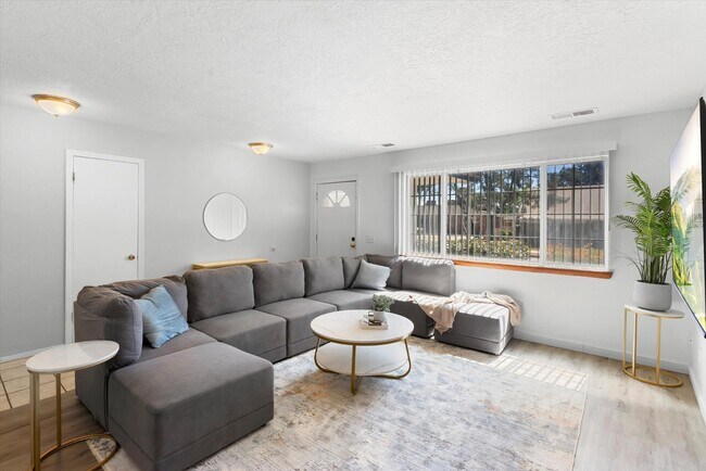 Photo - 10217 Santa Paula Ave NE