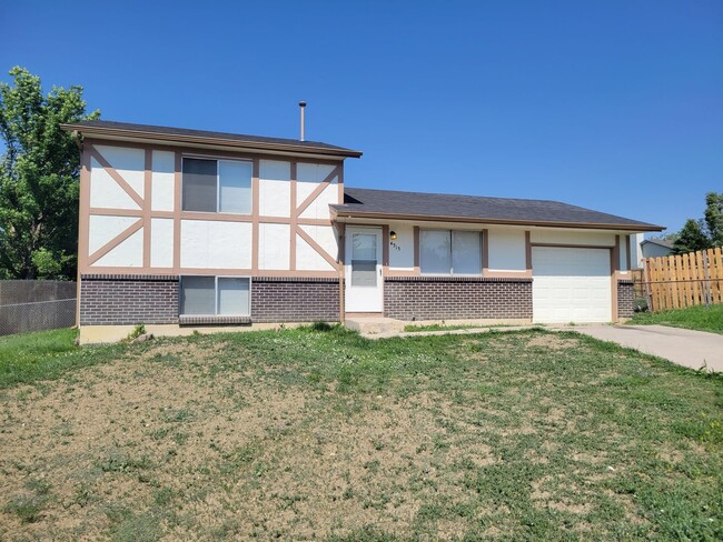 Building Photo - 4 Bed Home Available Now!