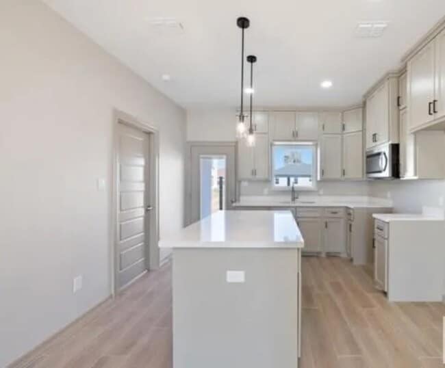 Photo - 1004 Gabriela St