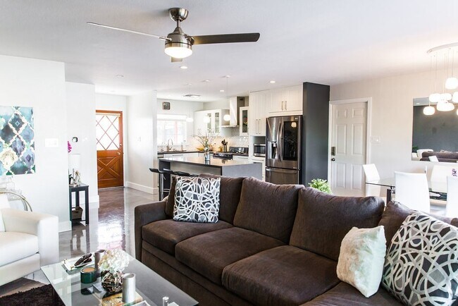 Photo - Gorgeous Fully Furnished 3 Bd 2 Bath Vacation Home!