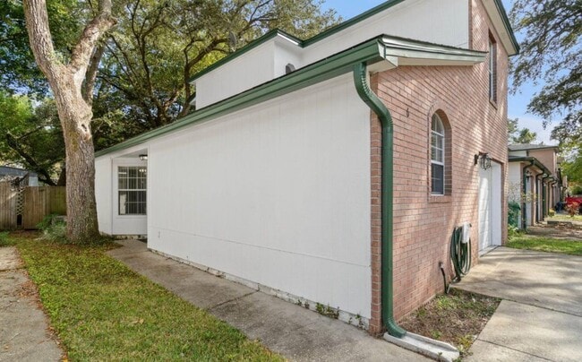 Photo - 1810 Hurlburt Rd