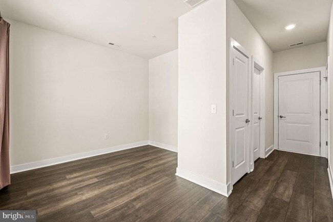 Building Photo - 127 Gaslight Aly