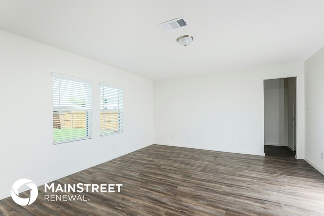 Photo - 525 Canoe Way