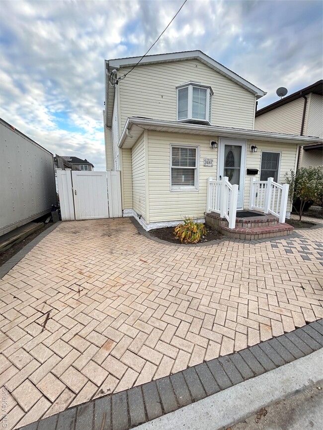 Photo - 3680 Naomi St