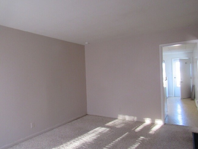 Photo - Eastside 2 bedroom w/Washer/Dryer Unit 1038 S. Nebraska Ave.