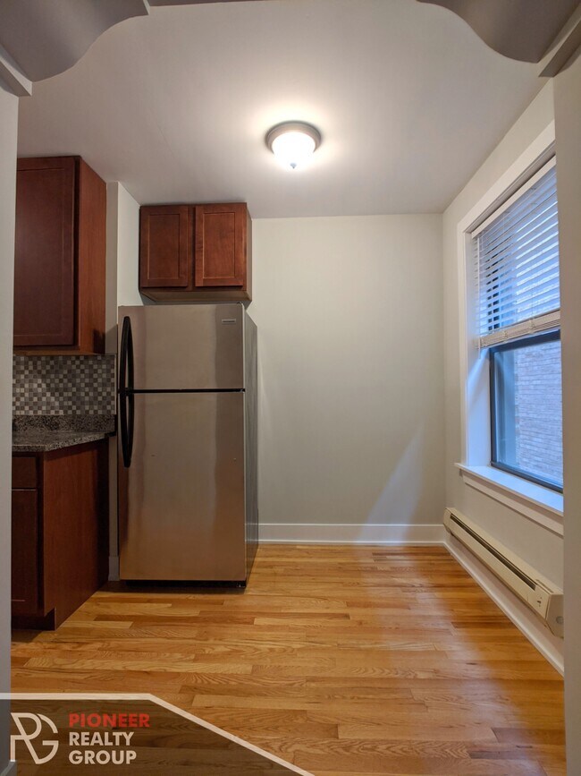Photo - 429 W Roscoe St